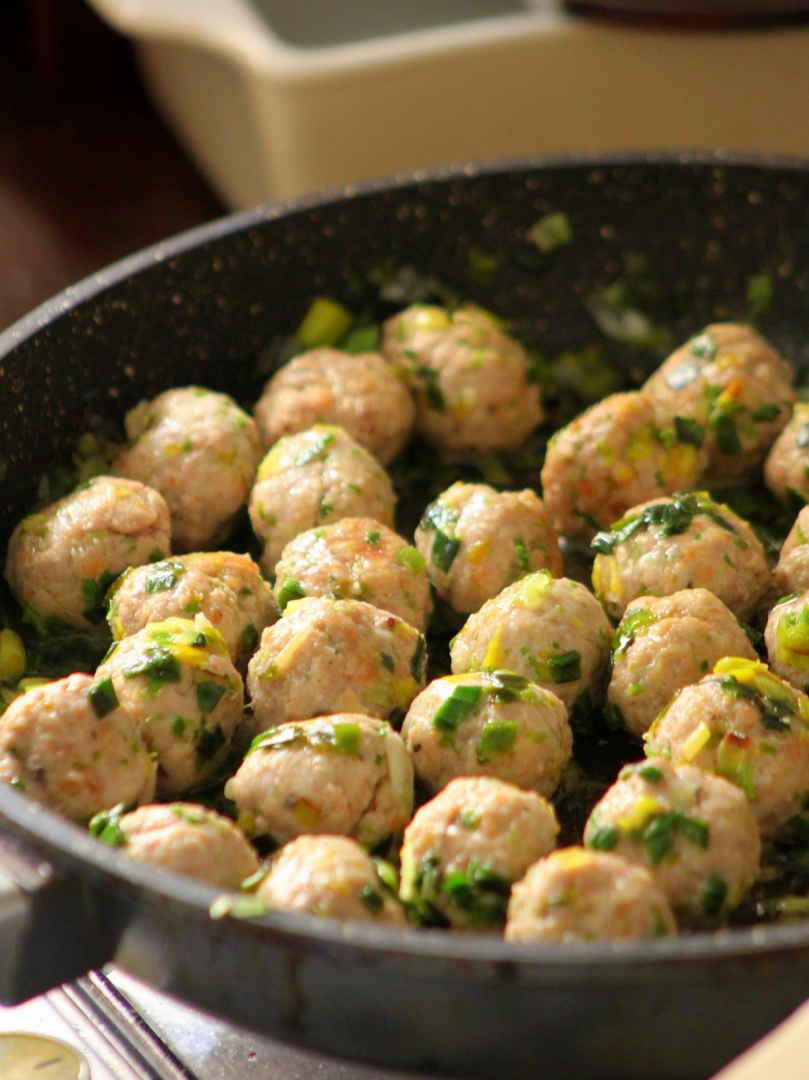 Chiftelute cu sos de rosii