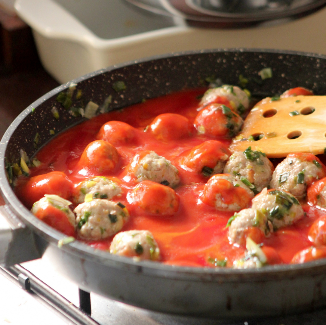 Chiftelute cu sos de rosii