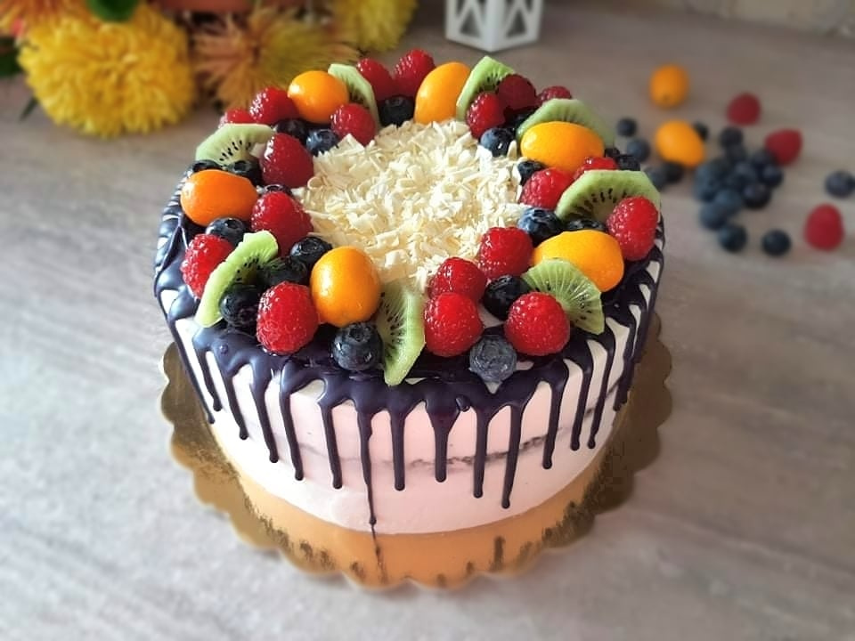 Tort cu crema de ciocolata alba si fructe de padure