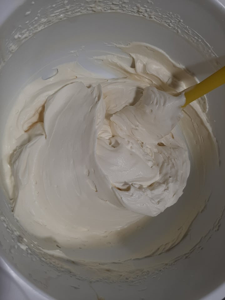Tort cu crema de ciocolata alba si fructe de padure