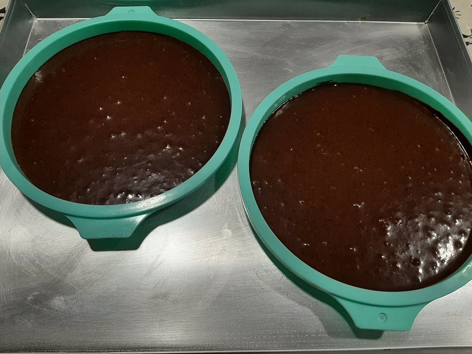 Tort cu crema de ciocolata alba si fructe de padure