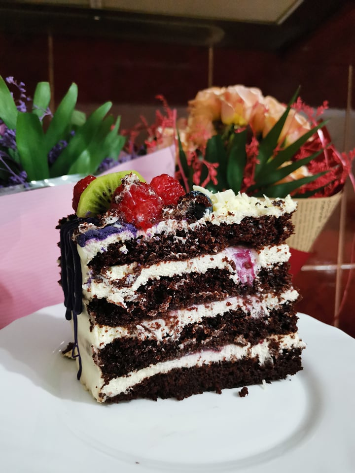 Tort cu crema de ciocolata alba si fructe de padure