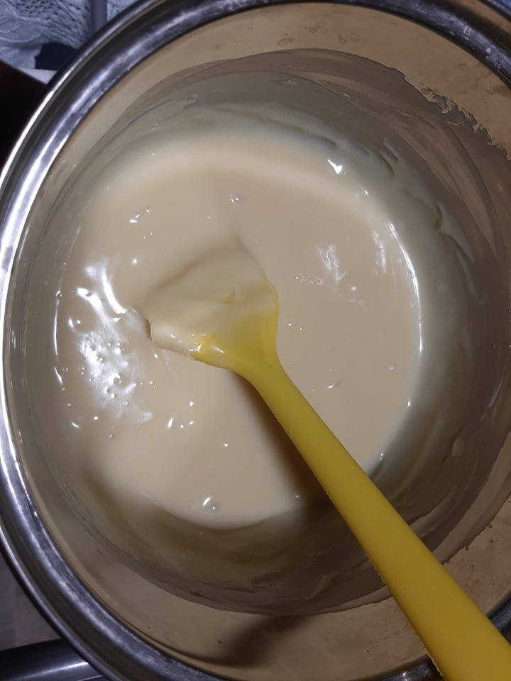 Tort cu crema de ciocolata alba si fructe de padure