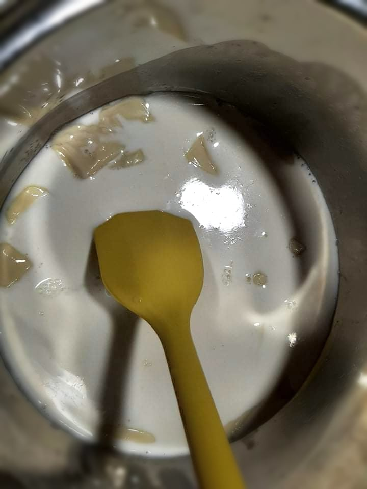 Tort cu crema de ciocolata alba si fructe de padure