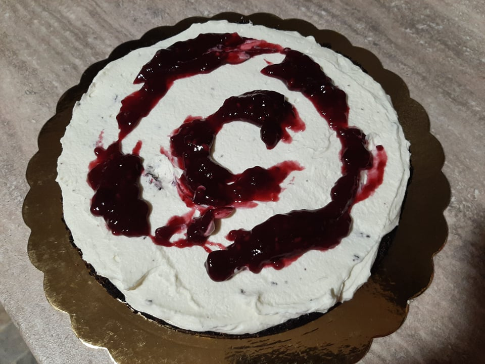 Tort cu crema de ciocolata alba si fructe de padure