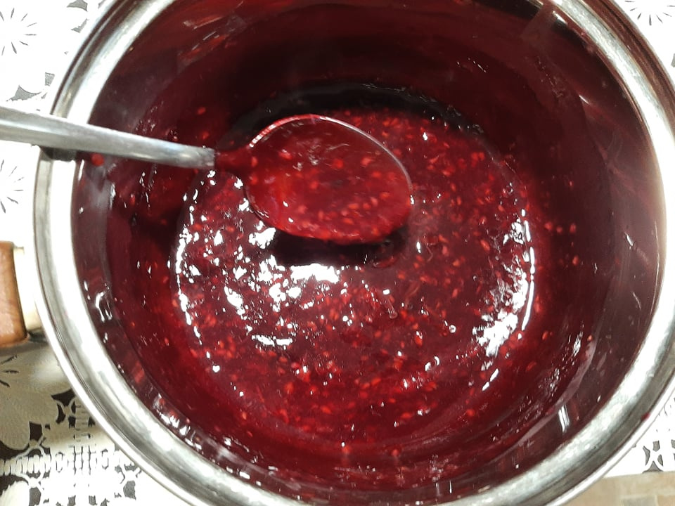 Tort cu crema de ciocolata alba si fructe de padure