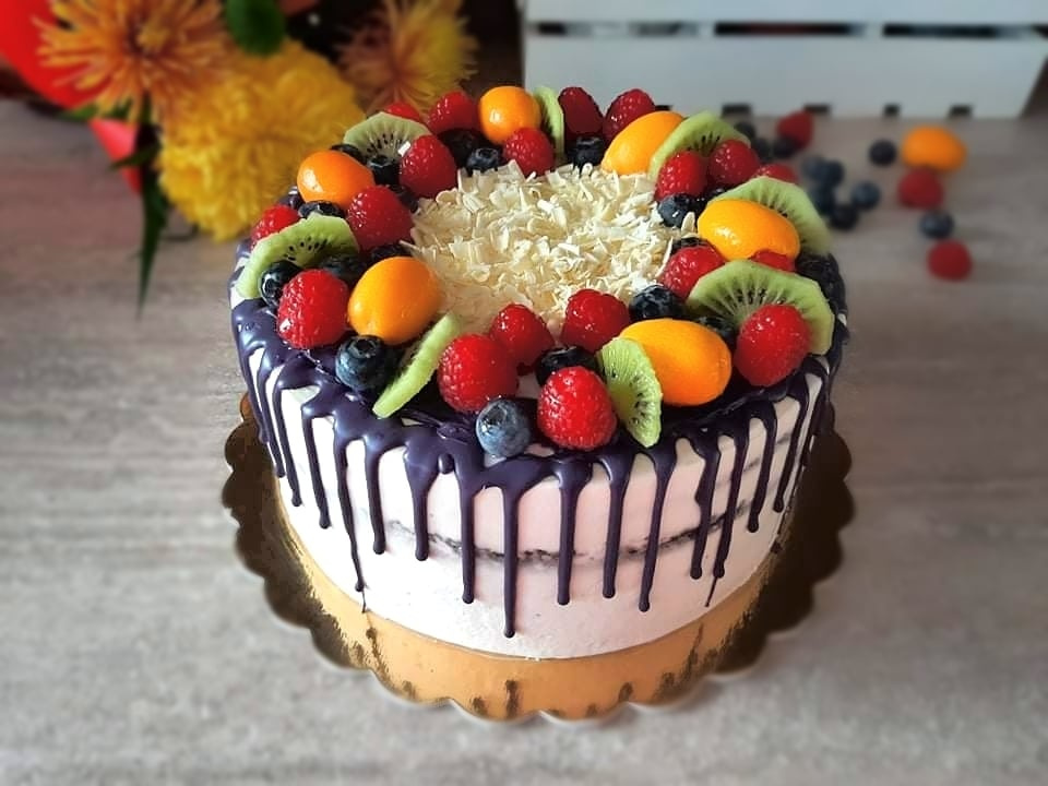 Tort cu crema de ciocolata alba si fructe de padure