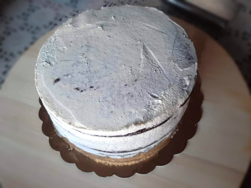 Tort cu crema de ciocolata alba si fructe de padure