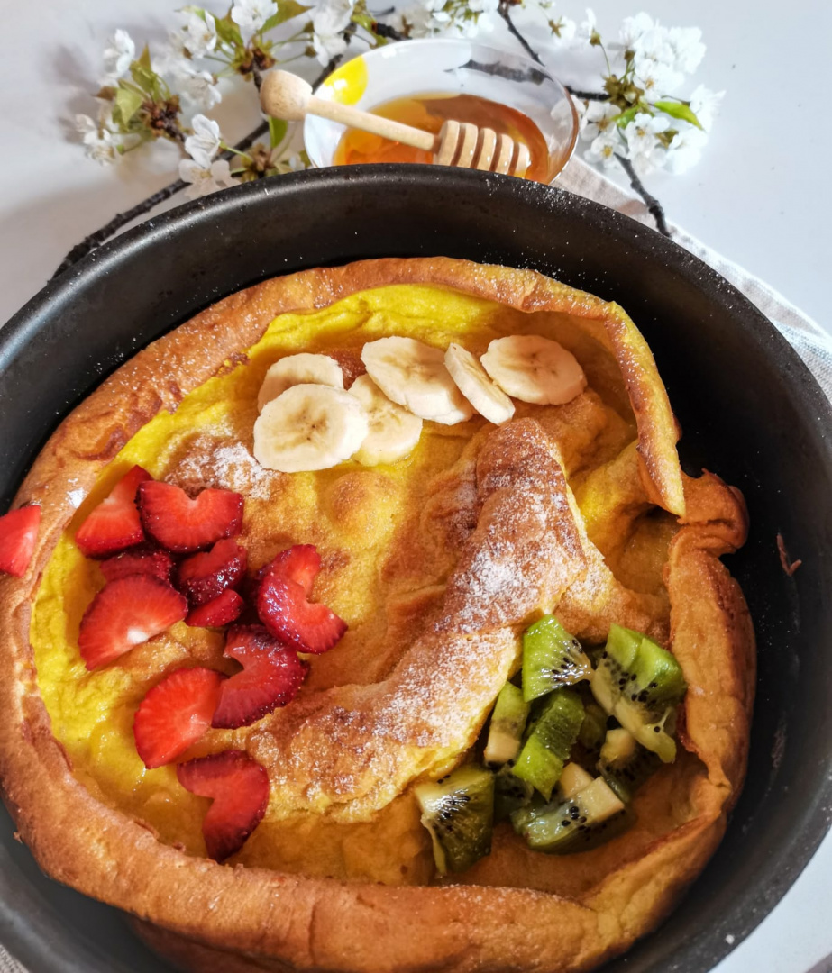 Clatita germana cu miere si fructe