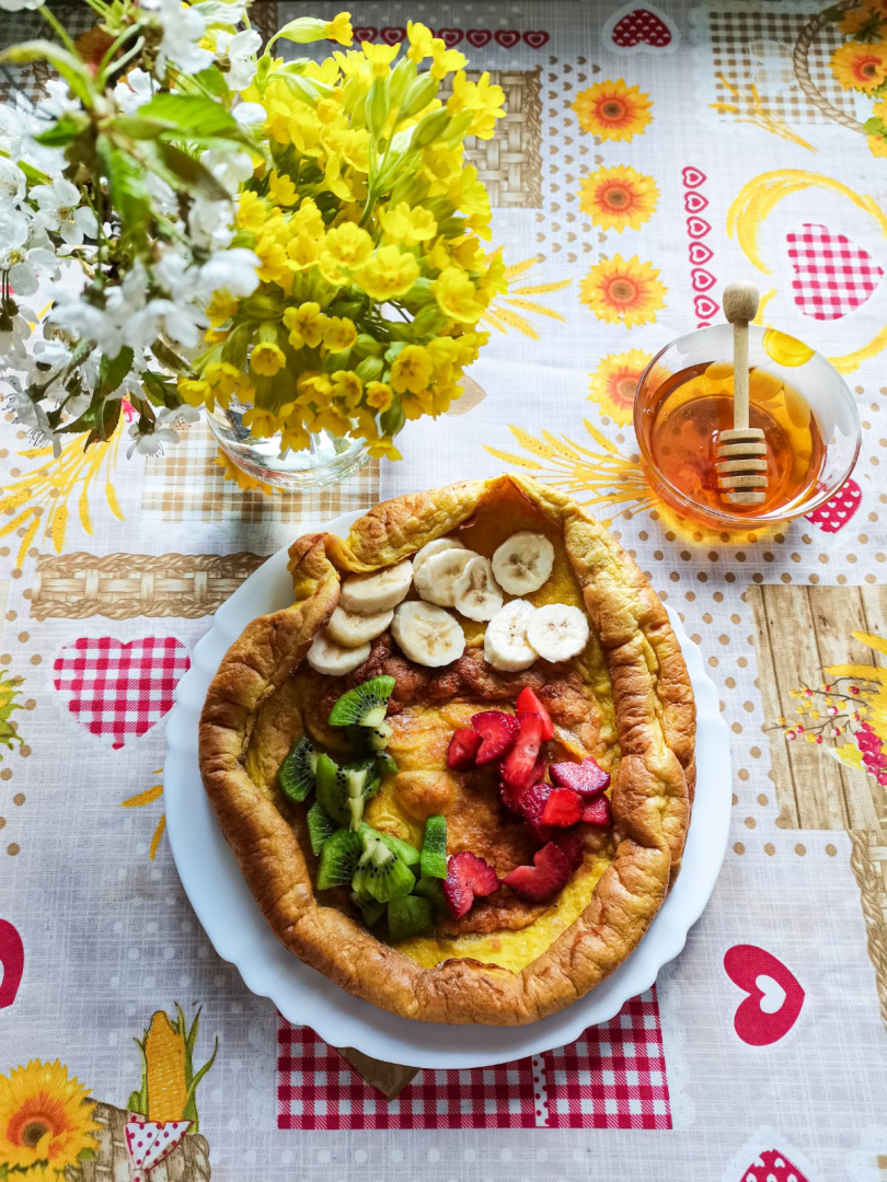 Clatita germana cu miere si fructe