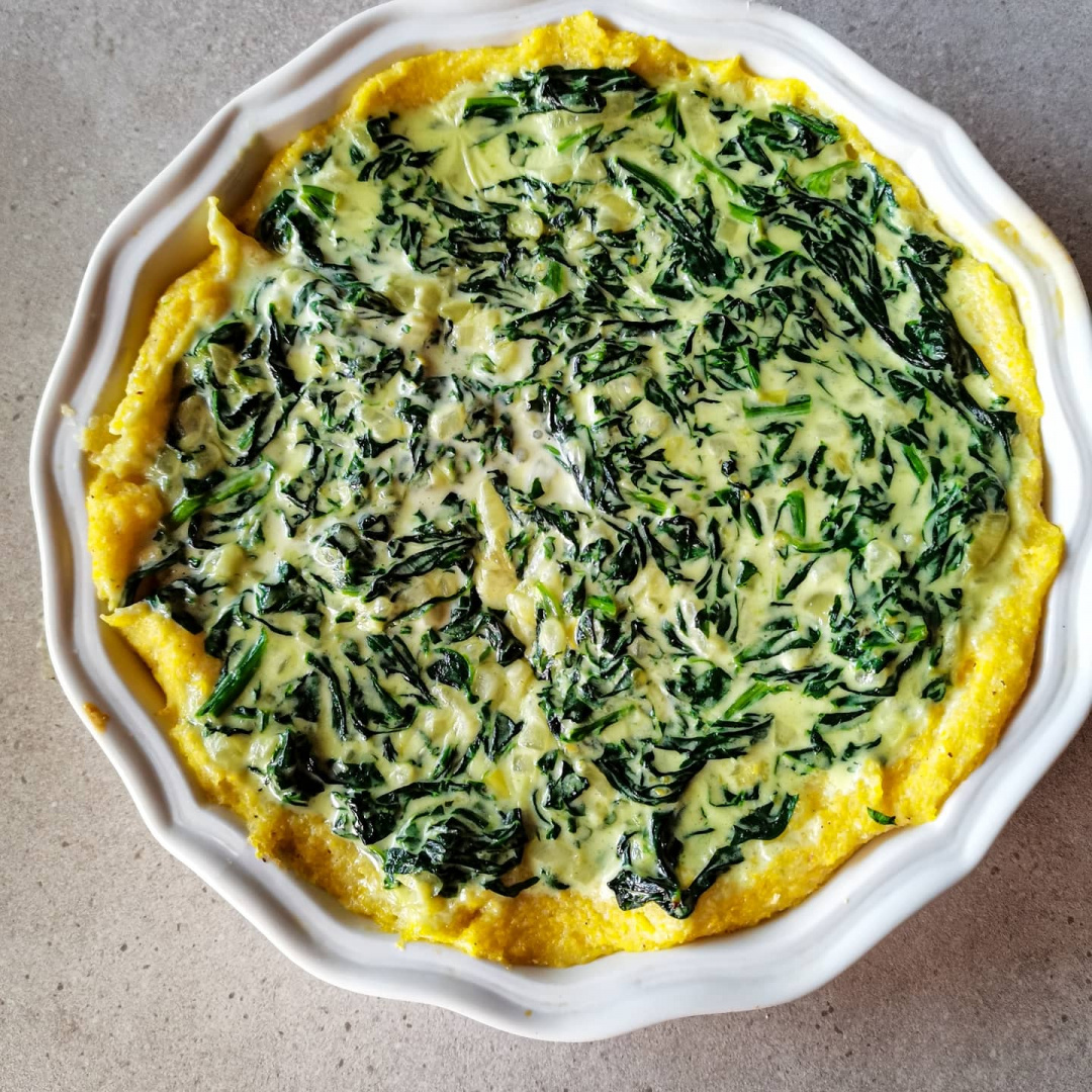 Spanac cremos pe pat de mamaliga – reteta simpla si delicioasa