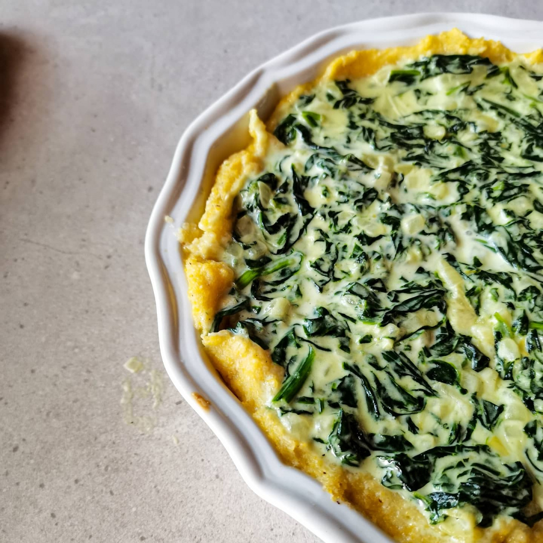 Spanac cremos pe pat de mamaliga – reteta simpla si delicioasa