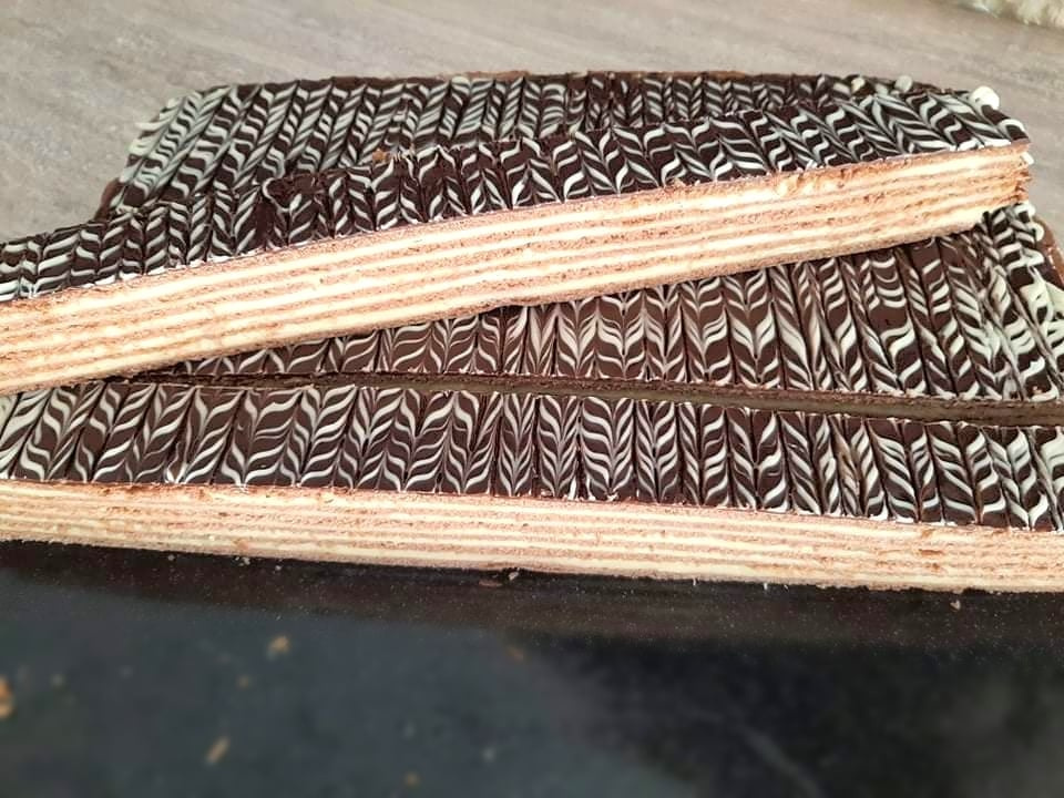 Prajitura cu foi de cacao si crema de vanilie.  Retea unui desert desert de casa spornic, delicios si aromat