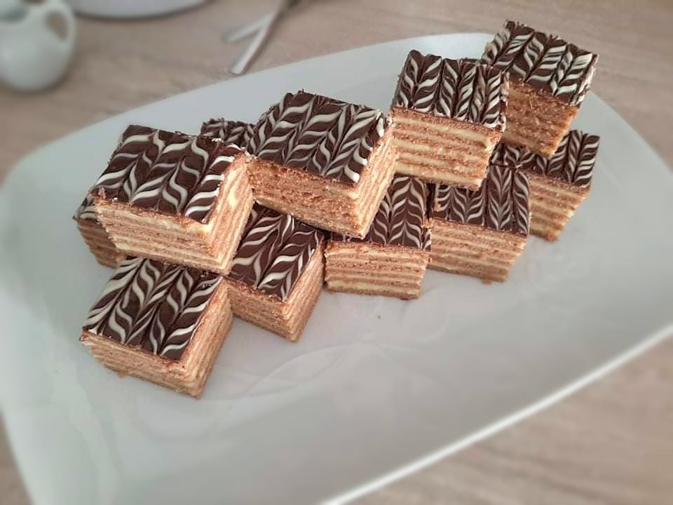 Prajitura cu foi de cacao si crema de vanilie.  Retea unui desert desert de casa spornic, delicios si aromat