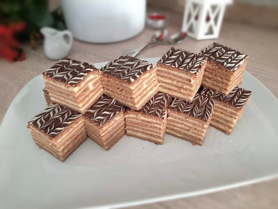 Prajitura cu foi de cacao si crema de vanilie.  Retea unui desert desert de casa spornic, delicios si aromat