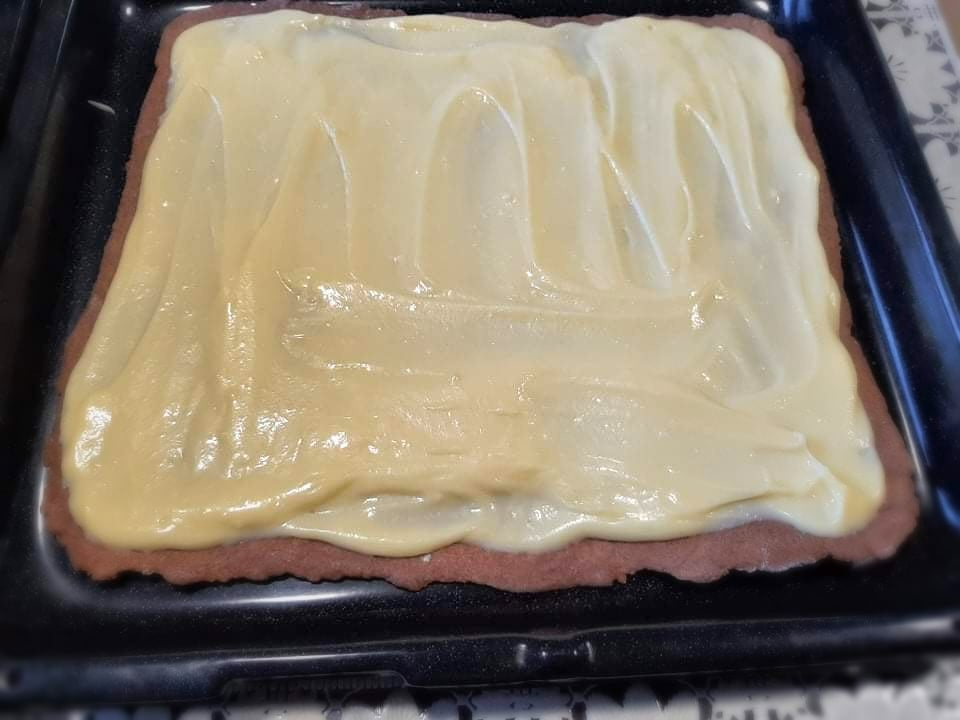 Prajitura cu foi de cacao si crema de vanilie.  Retea unui desert desert de casa spornic, delicios si aromat