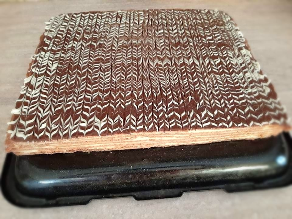 Prajitura cu foi de cacao si crema de vanilie.  Retea unui desert desert de casa spornic, delicios si aromat