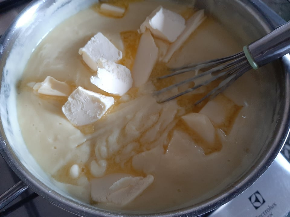 Prajitura cu foi de cacao si crema de vanilie.  Retea unui desert desert de casa spornic, delicios si aromat