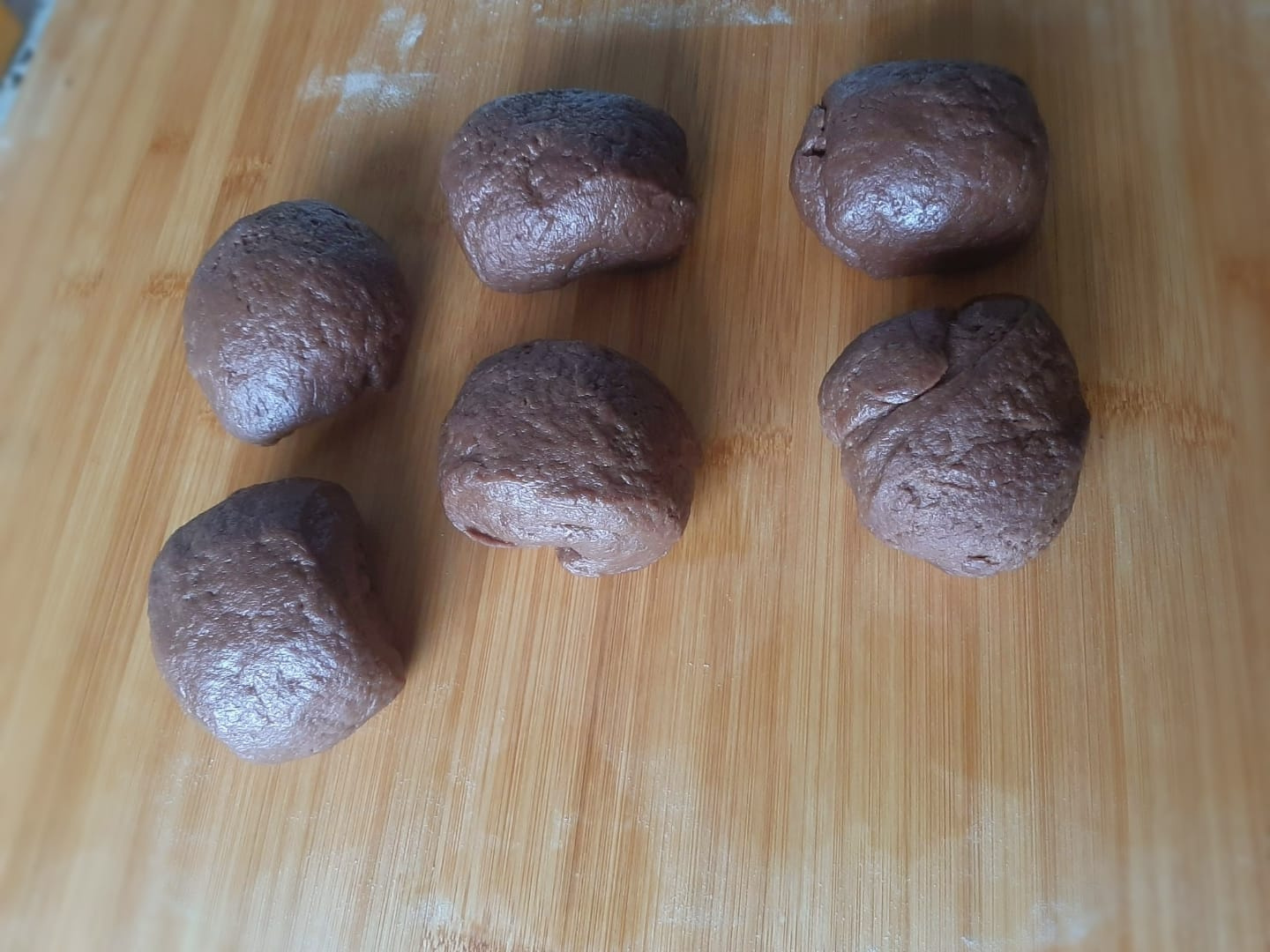 Prajitura cu foi de cacao si crema de vanilie.  Retea unui desert desert de casa spornic, delicios si aromat