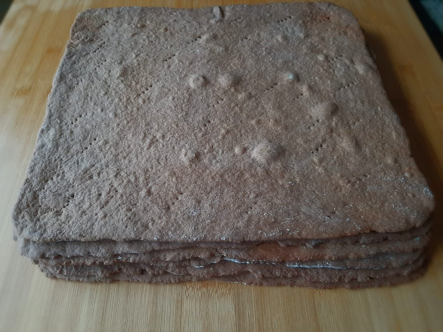 Prajitura cu foi de cacao si crema de vanilie.  Retea unui desert desert de casa spornic, delicios si aromat