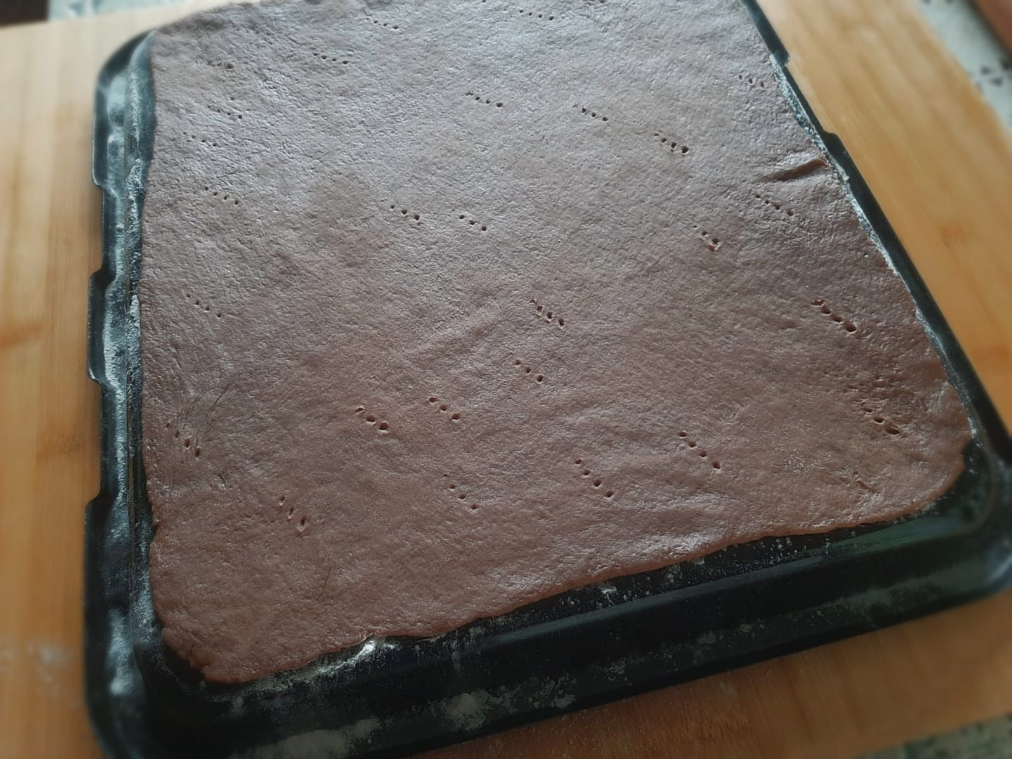 Prajitura cu foi de cacao si crema de vanilie.  Retea unui desert desert de casa spornic, delicios si aromat