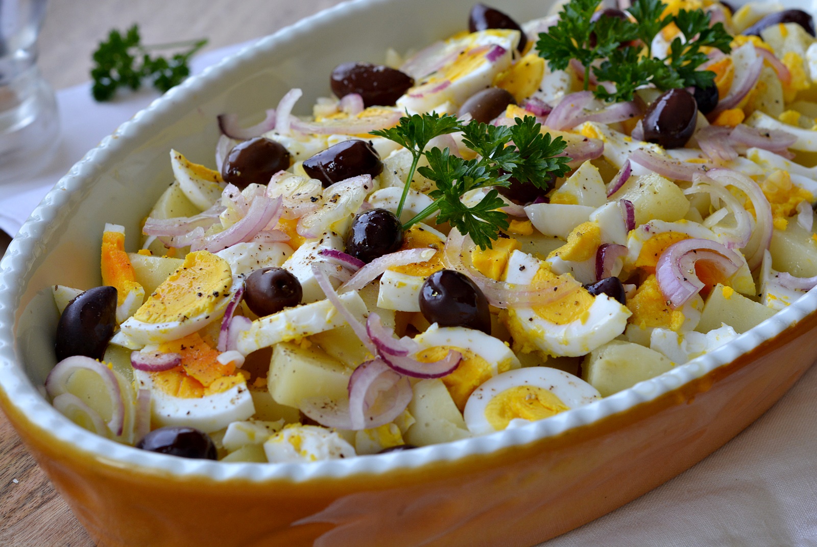 Salata orientala. Reteta simpla si delicioasa de salata de cartofi cu oua, masline si ceapa