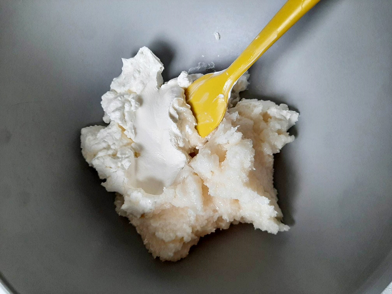 Cornulete fragede cu visine si nuci. Reteta delicioasa si savuroasa