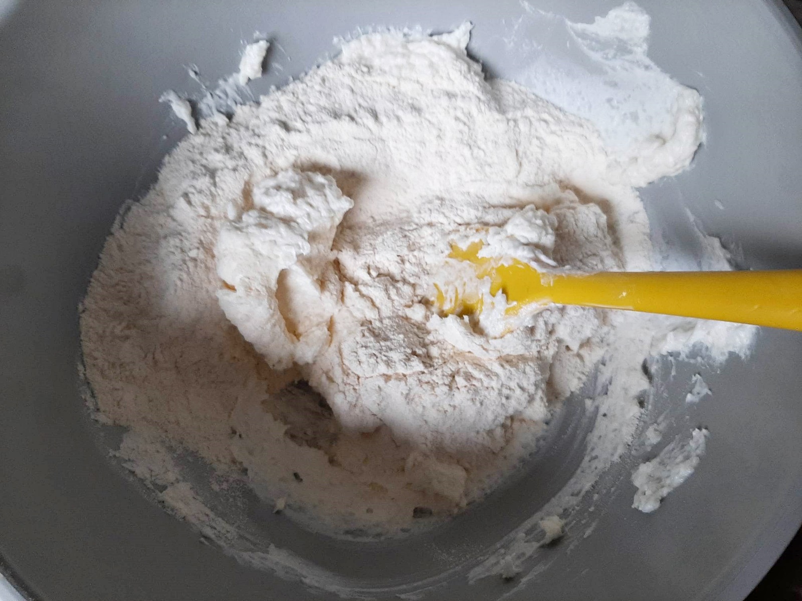 Cornulete fragede cu visine si nuci. Reteta delicioasa si savuroasa