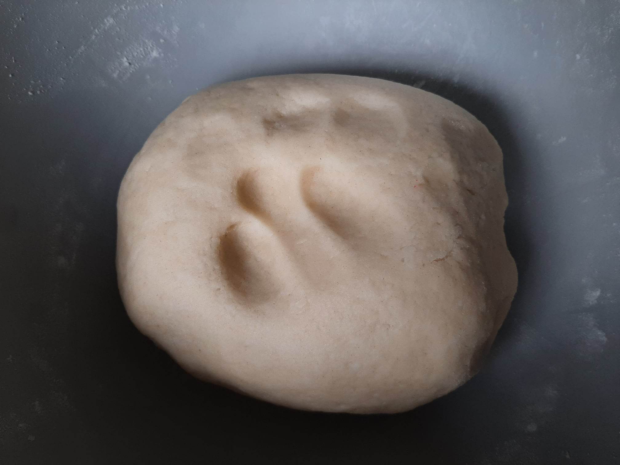 Cornulete fragede cu visine si nuci. Reteta delicioasa si savuroasa