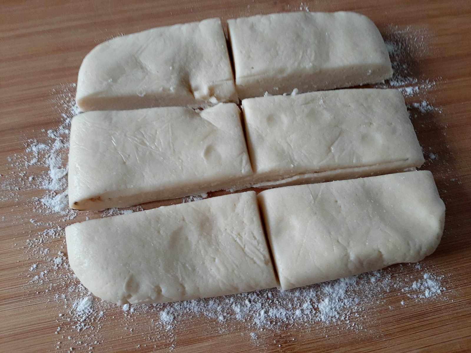 Cornulete fragede cu visine si nuci. Reteta delicioasa si savuroasa