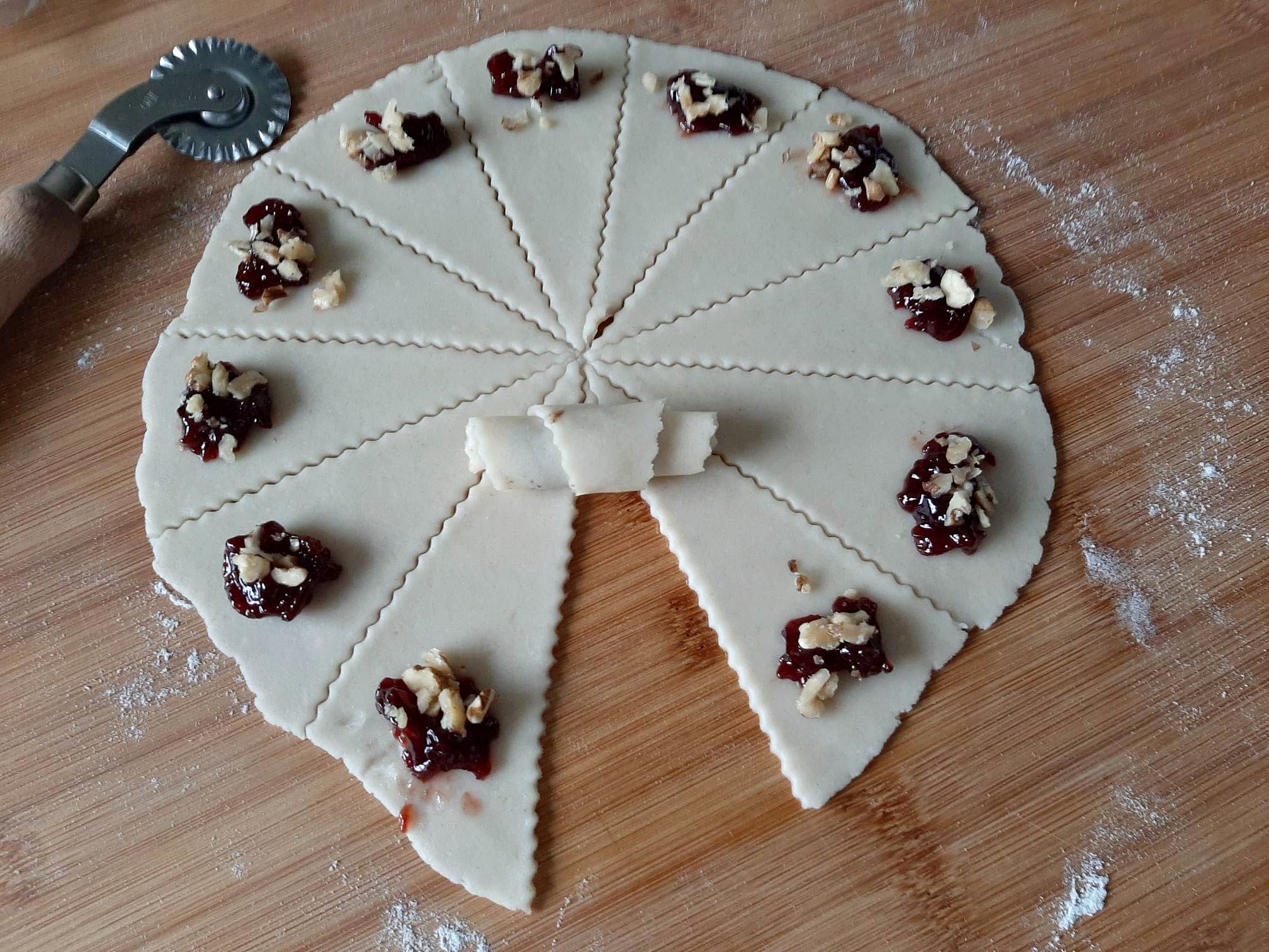 Cornulete fragede cu visine si nuci. Reteta delicioasa si savuroasa