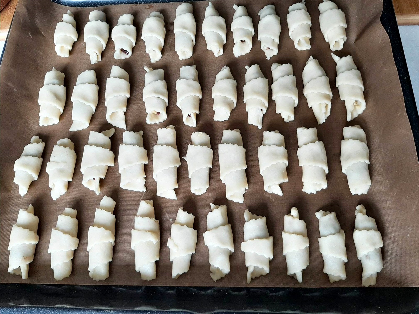 Cornulete fragede cu visine si nuci. Reteta delicioasa si savuroasa