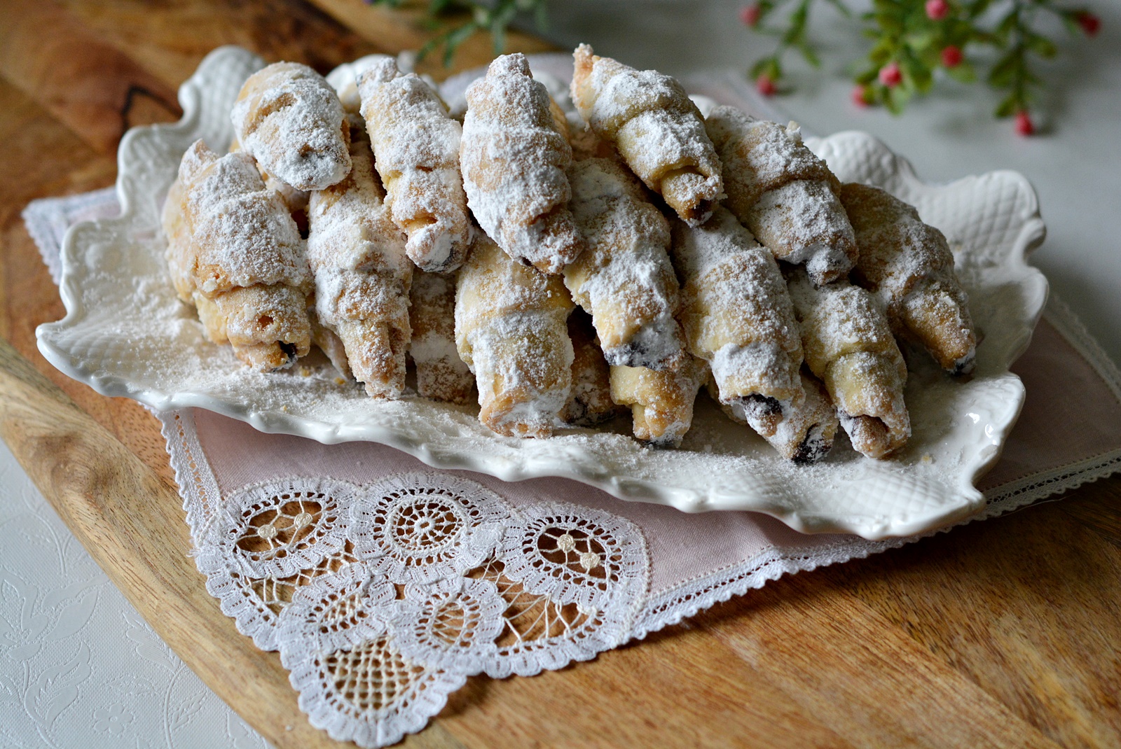 Cornulete fragede cu visine si nuci. Reteta delicioasa si savuroasa