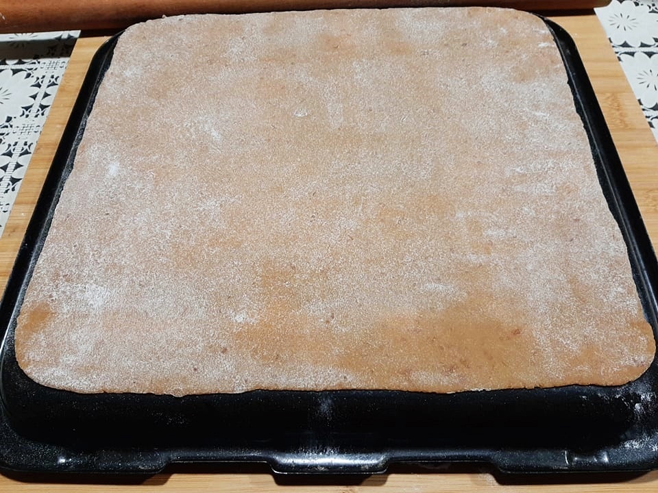 Foi cu miere si crema de ness cu nuci - reteta delicioasa si usor de preparat