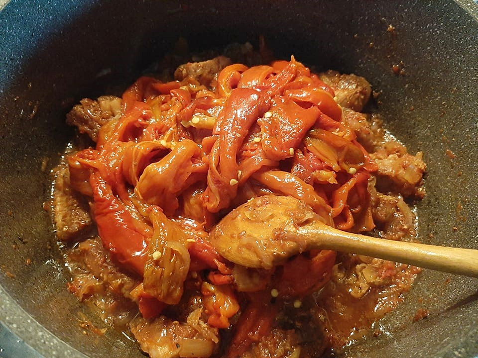 Tocanita de ardei copt cu carne de porc