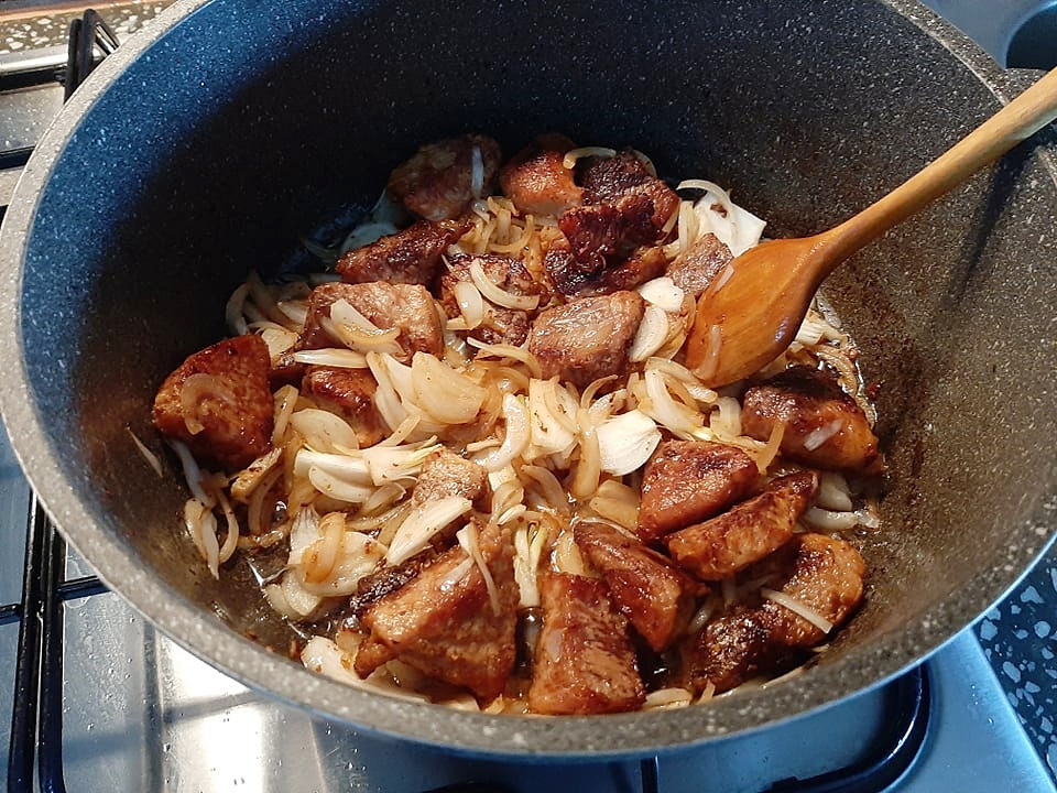 Tocanita de ardei copt cu carne de porc