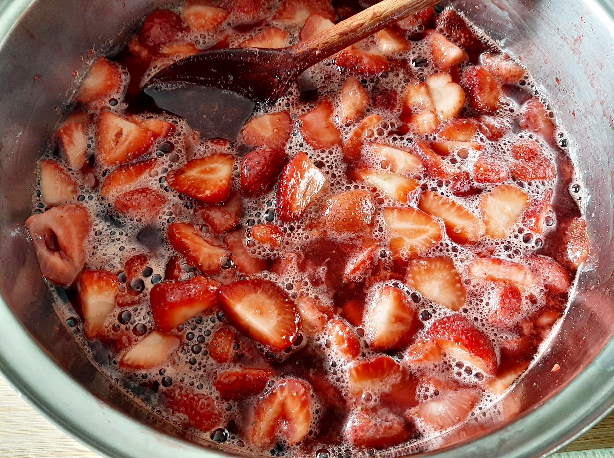 Gem de capsuni - cea mai simpla reteta, fara conservanti