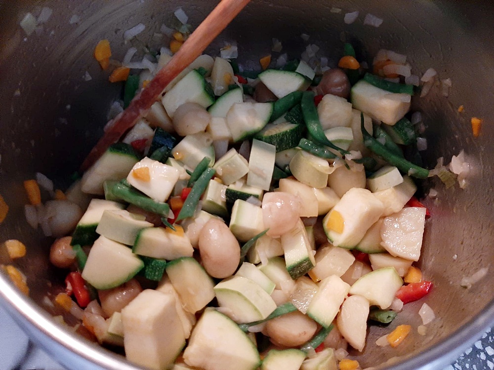 Ciorba de legume cu taitei din omleta. Reteta simpla, delicioasa si sanatoasa