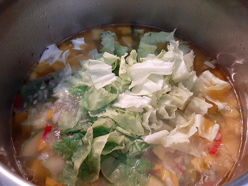 Ciorba de legume cu taitei din omleta. Reteta simpla, delicioasa si sanatoasa