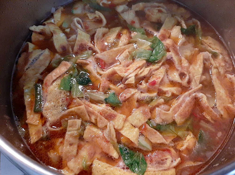 Ciorba de legume cu taitei din omleta. Reteta simpla, delicioasa si sanatoasa