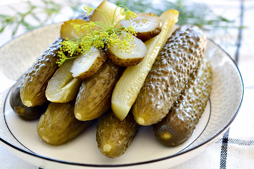 Castraveti murati la soare. Reteta de castraveti covasiti sau castraveti murati de vara