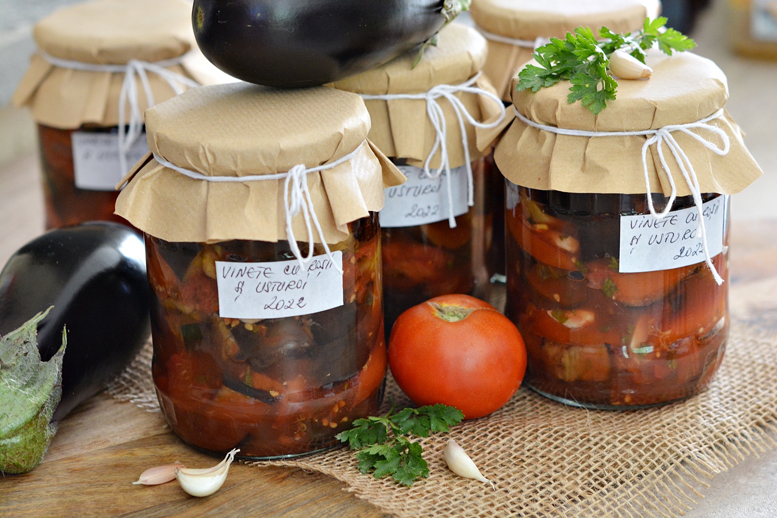 Vinete cu rosii si usturoi la borcan