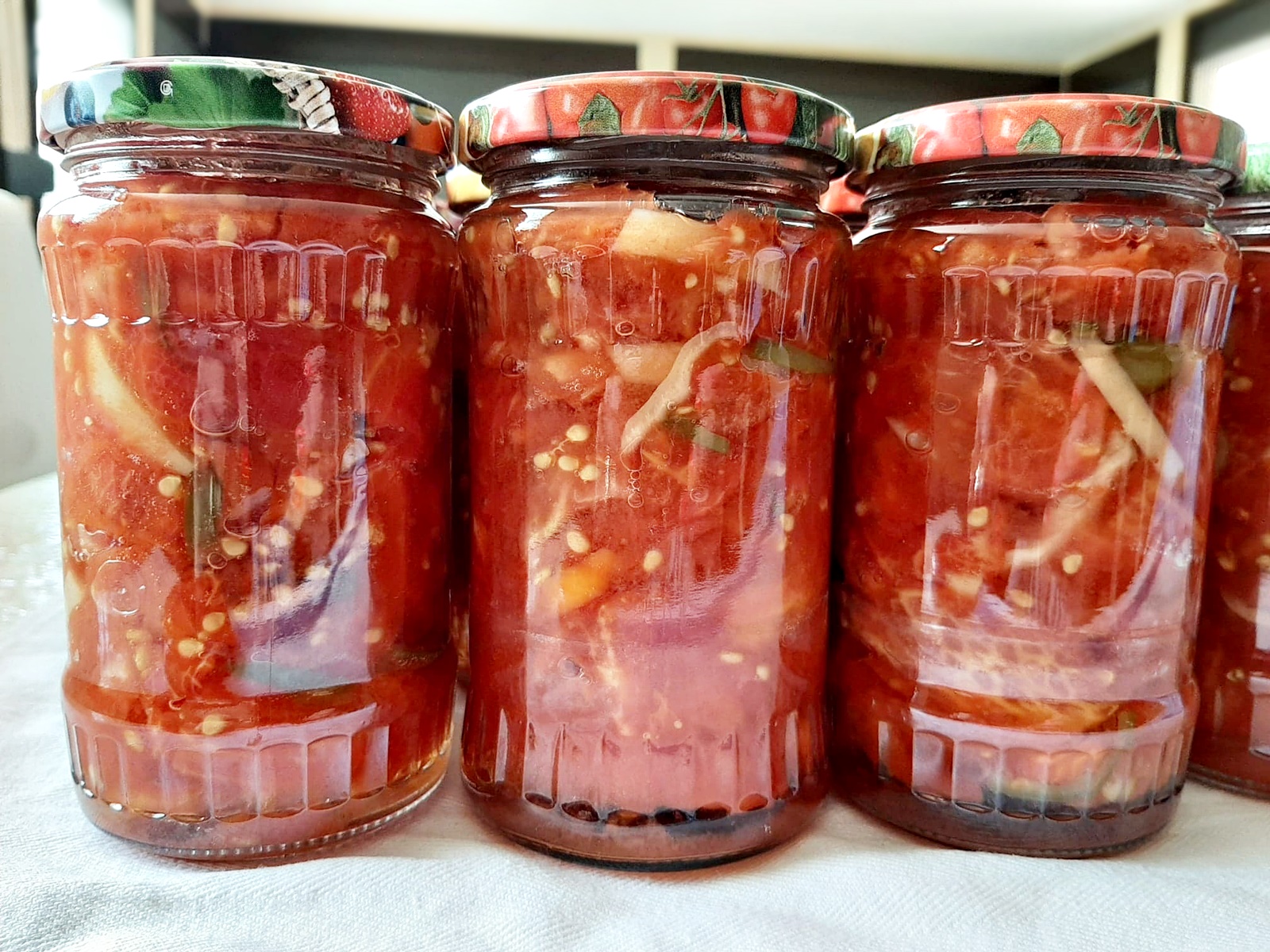 Rosii felii cu ardei la borcan. O conserva delicioasa care nu trebuie sa lipseasca din nicio camara