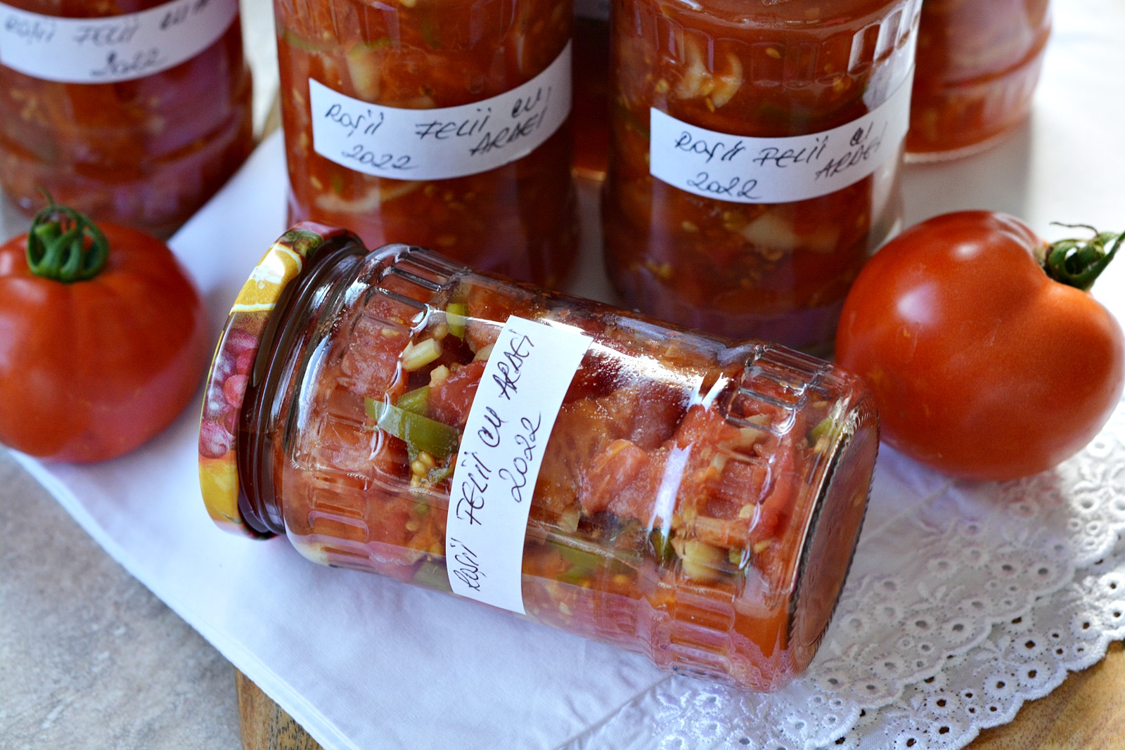 Rosii felii cu ardei la borcan. O conserva delicioasa care nu trebuie sa lipseasca din nicio camara