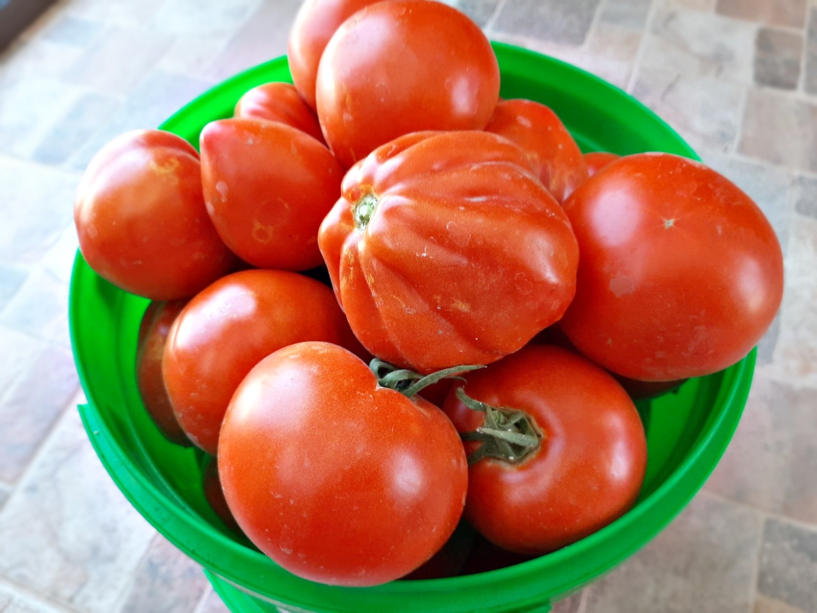 Rosii in suc propriu. O conserva simpla, naturala si gustoasa