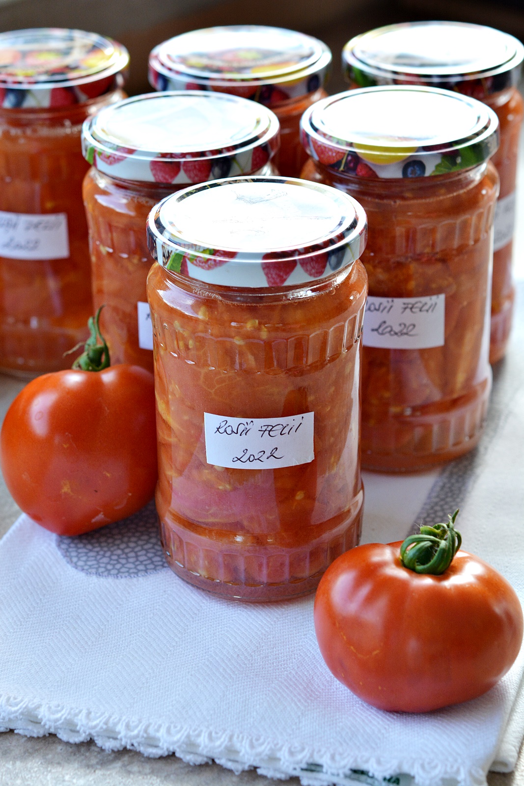 Rosii in suc propriu. O conserva simpla, naturala si gustoasa