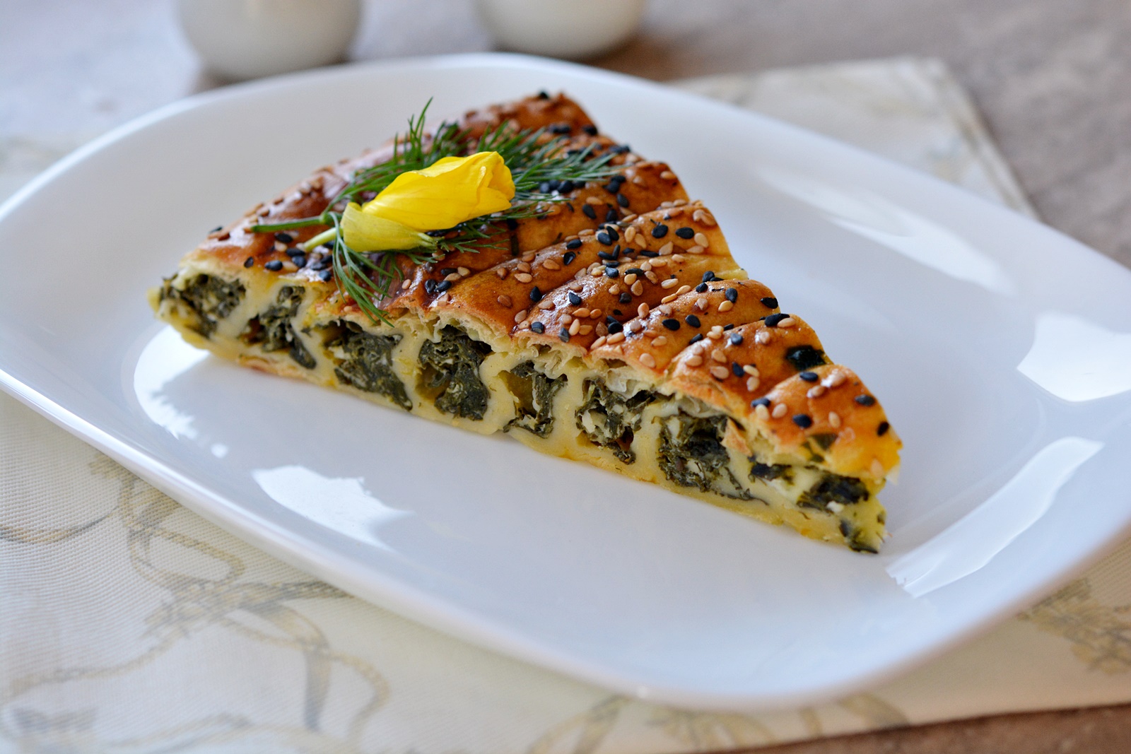 Placinta spirala cu spanac si branza in aluat foietaj