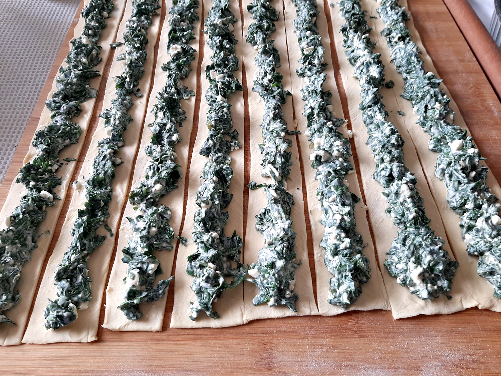 Placinta spirala cu spanac si branza in aluat foietaj