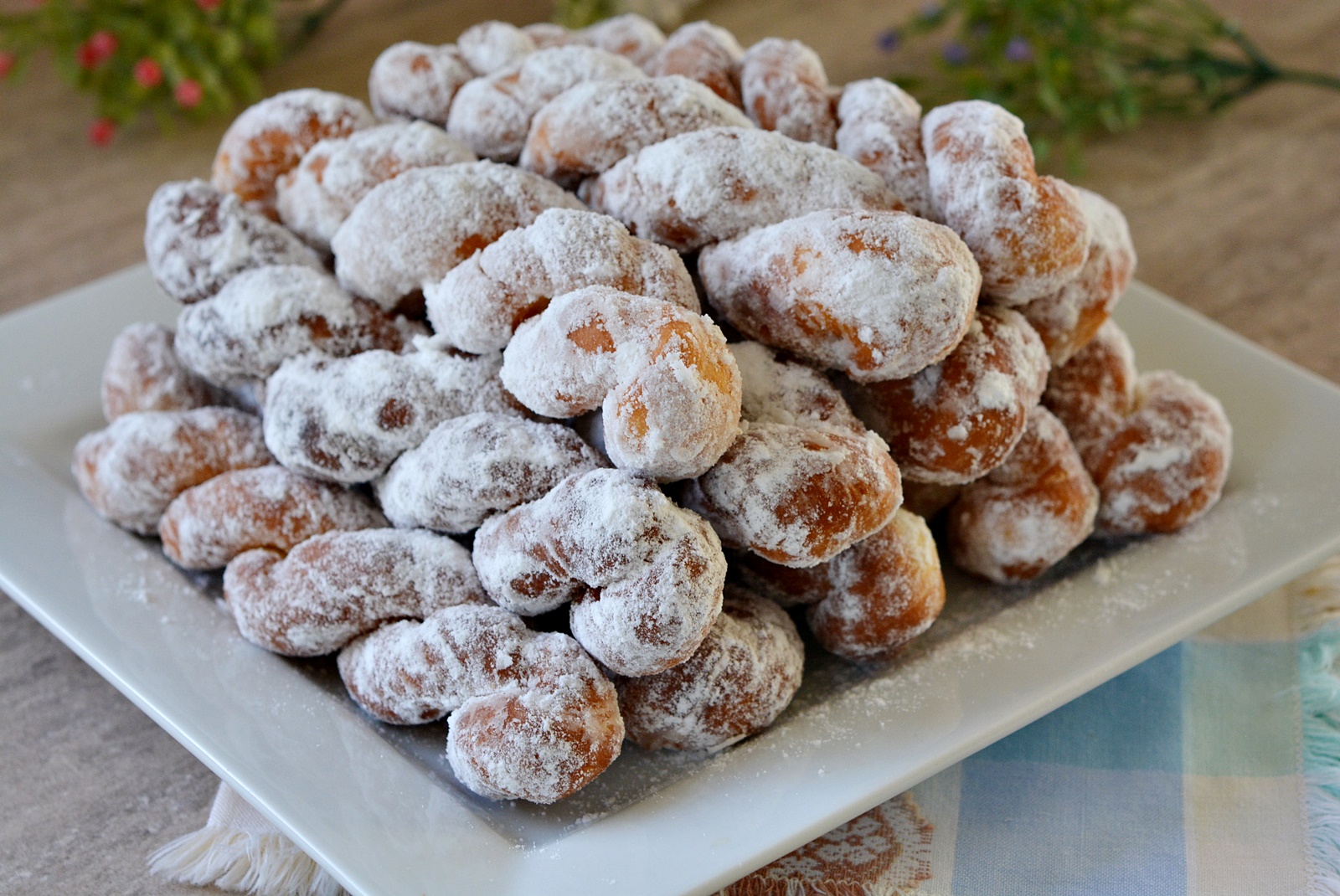 Gogosi rasucite.  Reteta de gogosi impletite, pufoase si aromate