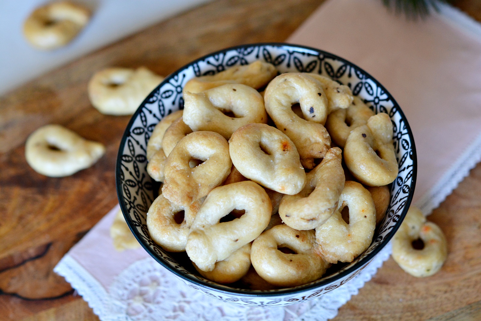 Taralli. Covrigei cu ulei de masline si vin alb